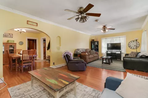 Living - 625 Warren St, Chenoa, IL 61726 photo 3 of 5
