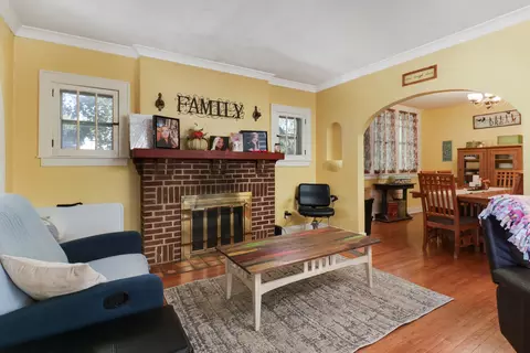 Living - 625 Warren St, Chenoa, IL 61726 photo 2 of 5