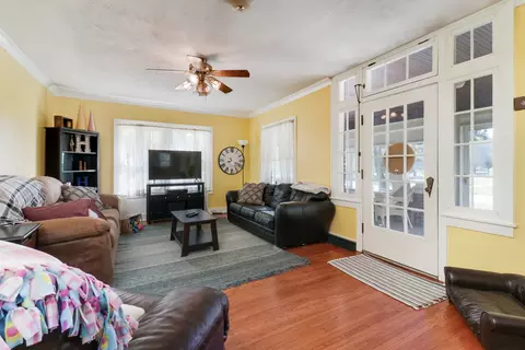 Living - 625 Warren St, Chenoa, IL 61726 photo 4 of 5