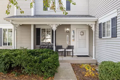 1205 Sandhurst Ln, South Elgin, IL 60177
