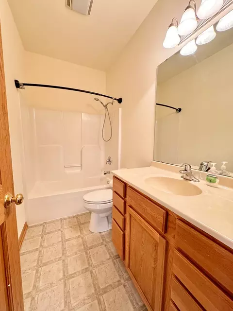 Bath - 1660 Overlook Dr, Dixon, IL 61021 photo 3 of 3