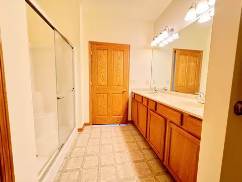 Bath - 1660 Overlook Dr, Dixon, IL 61021 photo 1 of 3