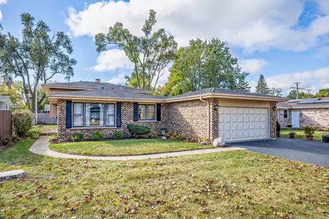 591 Sharon Dr, Crystal Lake, IL 60014