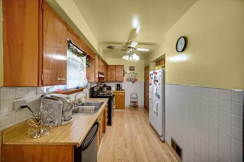 Kitchen - 2936 Ridge Rd, Lansing, IL 60438 photo 2 of 2