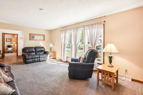 Living - 404 Briar Ln, Morris, IL 60450 photo 2 of 3