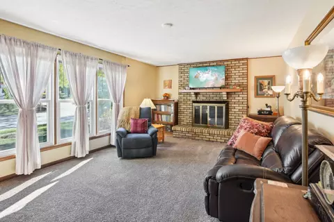 Living - 404 Briar Ln, Morris, IL 60450 photo 1 of 3
