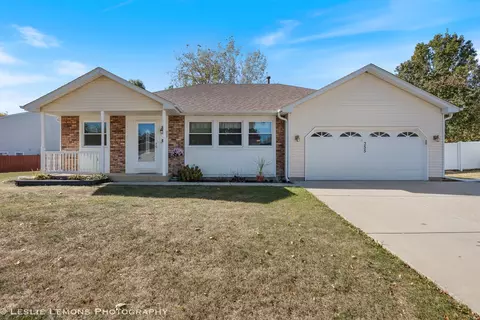 355 Stonehurst Ln, Roselle, IL 60172