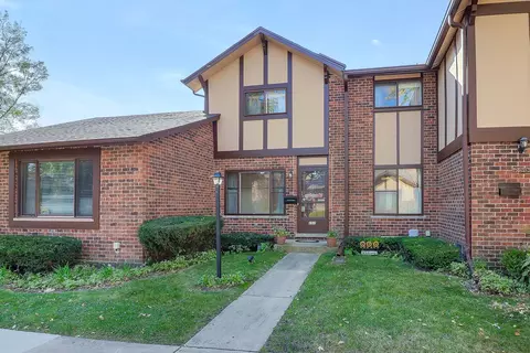 18 W257 Standish Ln, Villa Park, IL 60181