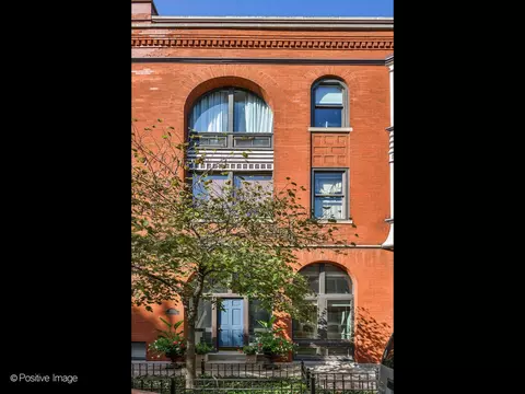 852 W Wisconsin St #A, Chicago, IL 60614
