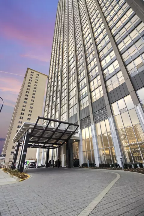 655 W Irving Park Rd #2110, Chicago, IL 60613