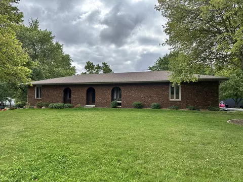 19437 Trade Wind Dr, Bloomington, IL 61705