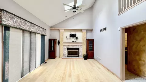 Living - 1750 Ashford Cir, Wheeling, IL 60090 photo 2 of 4