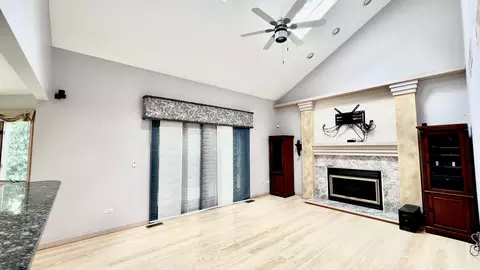 Living - 1750 Ashford Cir, Wheeling, IL 60090 photo 1 of 4
