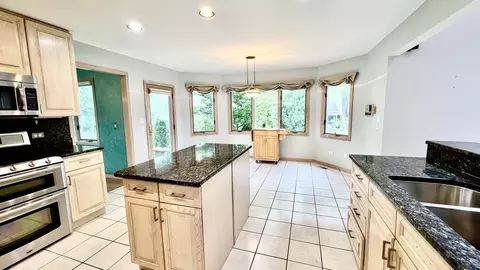 Kitchen - 1750 Ashford Cir, Wheeling, IL 60090 photo 7 of 8