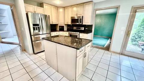 Kitchen - 1750 Ashford Cir, Wheeling, IL 60090 photo 5 of 8