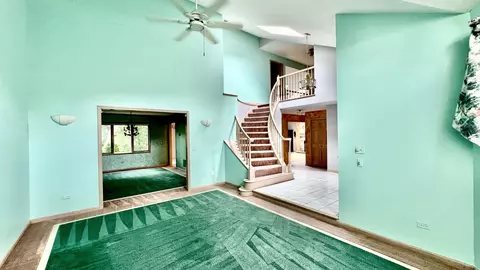 Living - 1750 Ashford Cir, Wheeling, IL 60090 photo 3 of 4