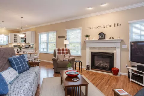 Living - 2005 Danielle Cir, Eureka, IL 61530 photo 1 of 2