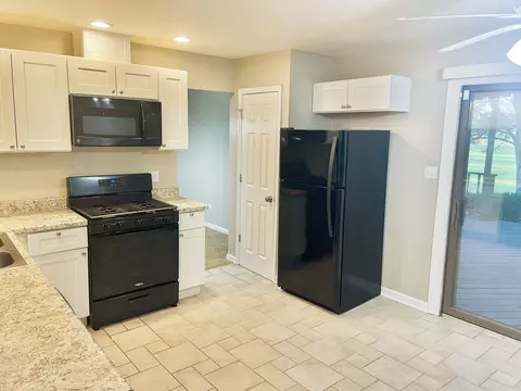 Kitchen - 1951 185th St, Lansing, IL 60438 photo 2 of 2