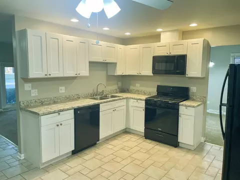 Kitchen - 1951 185th St, Lansing, IL 60438 photo 1 of 2