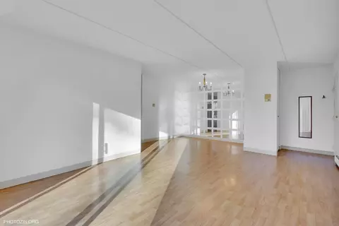 Living - 576 Fairway View Dr #1E, Wheeling, IL 60090 photo 3 of 5