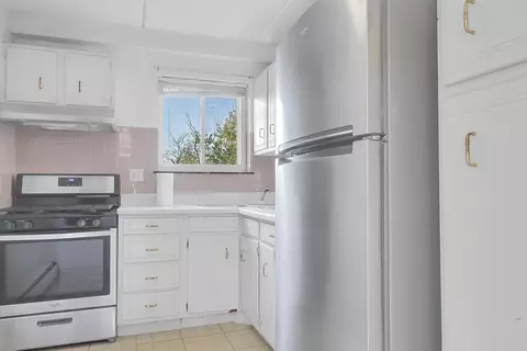 Kitchen - 576 Fairway View Dr #1E, Wheeling, IL 60090 photo 2 of 2