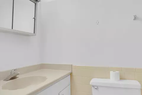 Bath - 576 Fairway View Dr #1E, Wheeling, IL 60090 photo 1 of 2