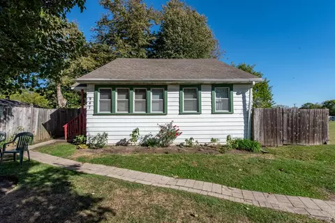 947 N Lewis Ave N, Waukegan, IL 60085