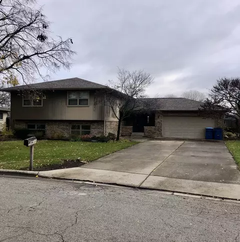 2705 Debo Dr, Peru, IL 61354