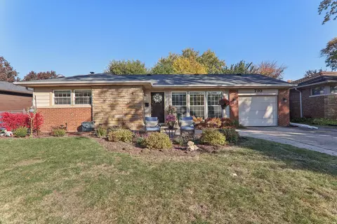 710 W Dresser Dr, Mount Prospect, IL 60056