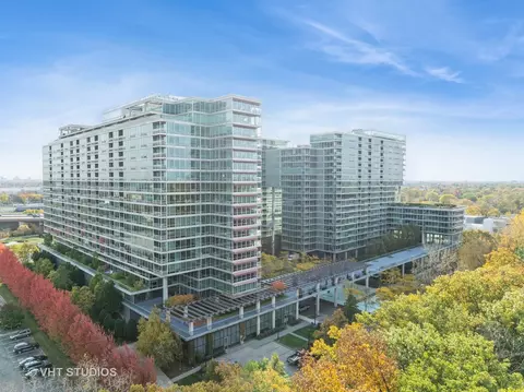 9715 Woods Dr #911, Skokie, IL 60077