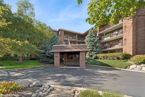 51 Old Oak Dr #404, Buffalo Grove, IL 60089