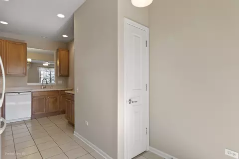 2816 Beacon Point Cir, Elgin, IL 60124 photo 9