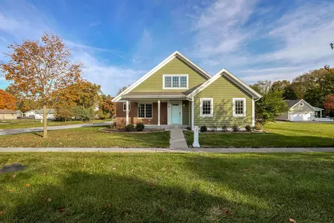 9 Hedgerow Ct, Monticello, IL 61856