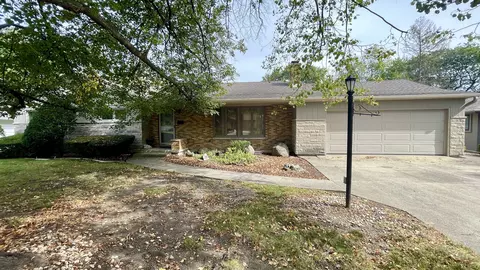902 Allen Ave, Mchenry, IL 60050