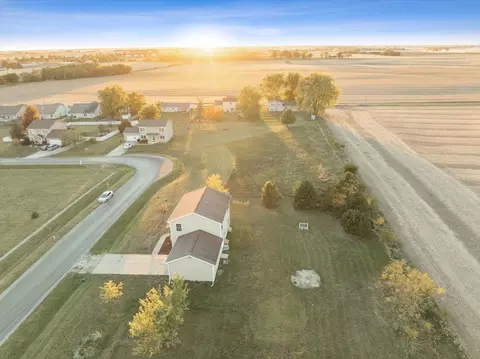 View/Area - 402 Travis Dr, Carlock, IL 61725 photo 4 of 9
