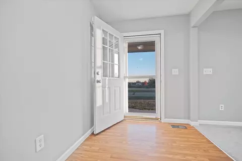 Entry Way - 402 Travis Dr, Carlock, IL 61725 photo 2 of 4