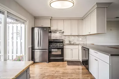 793 Barnaby Pl, Wheeling, IL 60090 photo 2