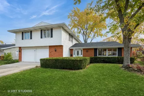 915 S Cedarcrest Dr, Schaumburg, IL 60193