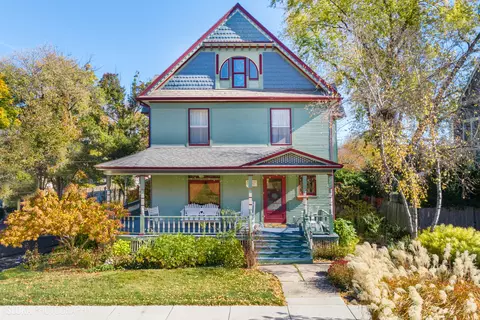 327 S Jefferson St, Woodstock, IL 60098