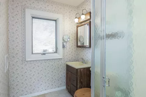 Bath - 595 Lafayette Ln, Hoffman Estates, IL 60169 photo 3 of 3