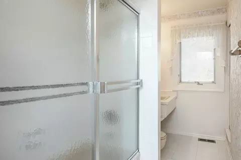 Bath - 595 Lafayette Ln, Hoffman Estates, IL 60169 photo 2 of 3