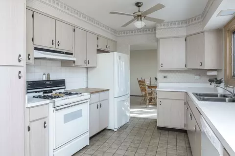 Kitchen - 595 Lafayette Ln, Hoffman Estates, IL 60169 photo 1 of 1