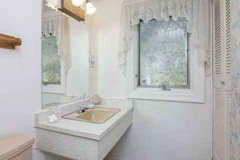 Bath - 595 Lafayette Ln, Hoffman Estates, IL 60169 photo 1 of 3