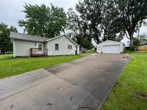 510 5th St, Colona, IL 61241