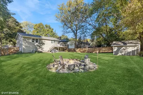 Exterior - 907 Scott St, Algonquin, IL 60102 photo 2 of 3