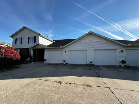 26 Colonial Dr #3, Clinton, IL 61727