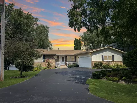 2110 Sprucewood Ln, Lindenhurst, IL 60046
