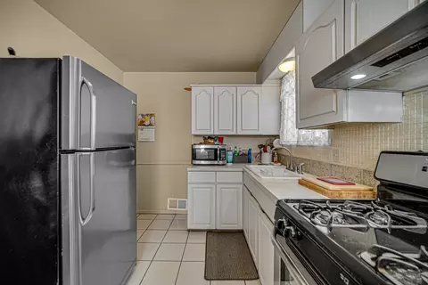 Kitchen - 17735 Walter St, Lansing, IL 60438 photo 2 of 3