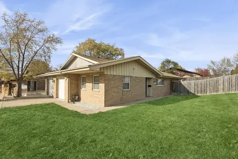 1300 Beverly Ln, Streamwood, IL 60107