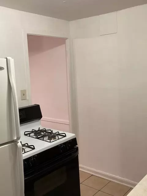 Kitchen - 638 E 69th St, Chicago, IL 60637 photo 2 of 3
